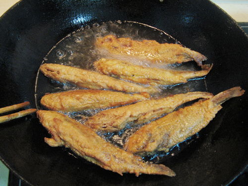 油炸鱼的做法大全和配料(油炸鱼的做法大全和配料川菜)