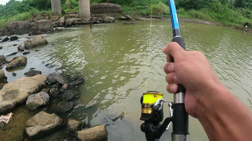 手竿农村野河钓鱼视频-河里手杆钓鱼技巧