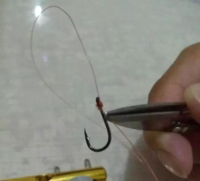 绑鱼钩器的方法图解,绑鱼钩器视频教学