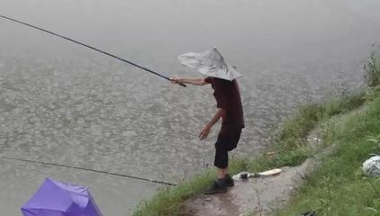 雨天钓鱼图片真实,雨天钓鱼需要注意什么