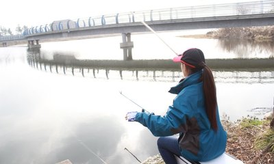 河边钓鱼技巧,河边怎么钓鱼鱼容易上钩