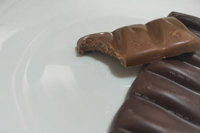 巧克力是怎么做出来的,巧克力是怎么做出来的10字