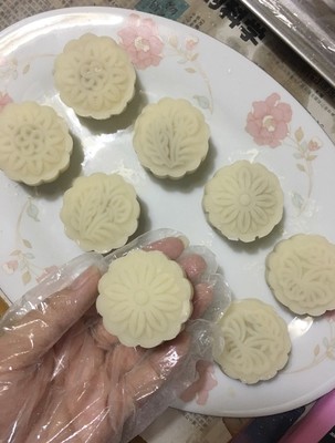 冰皮月饼的制作方法和配料,冰皮月饼的制作方法和配料不用黄油
